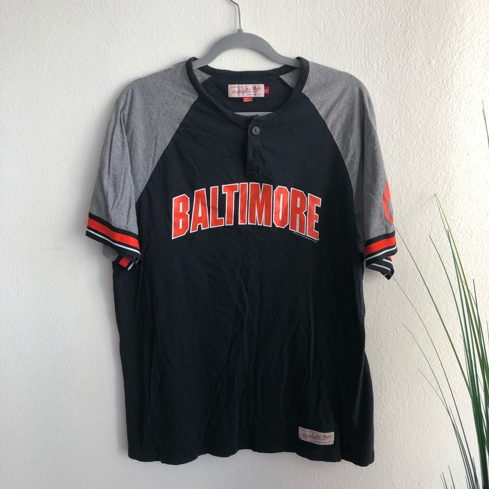 Vintage  ⚾️ Orioles ⚾️ button tee